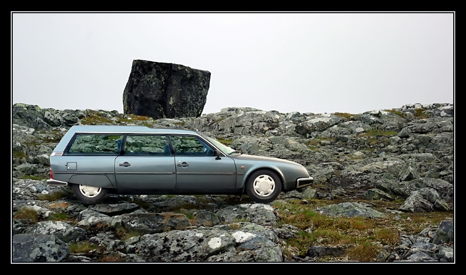 © Leirdal Foto, Sogndal - Fotomontasje (bare bilen, steinen bak er ekte)